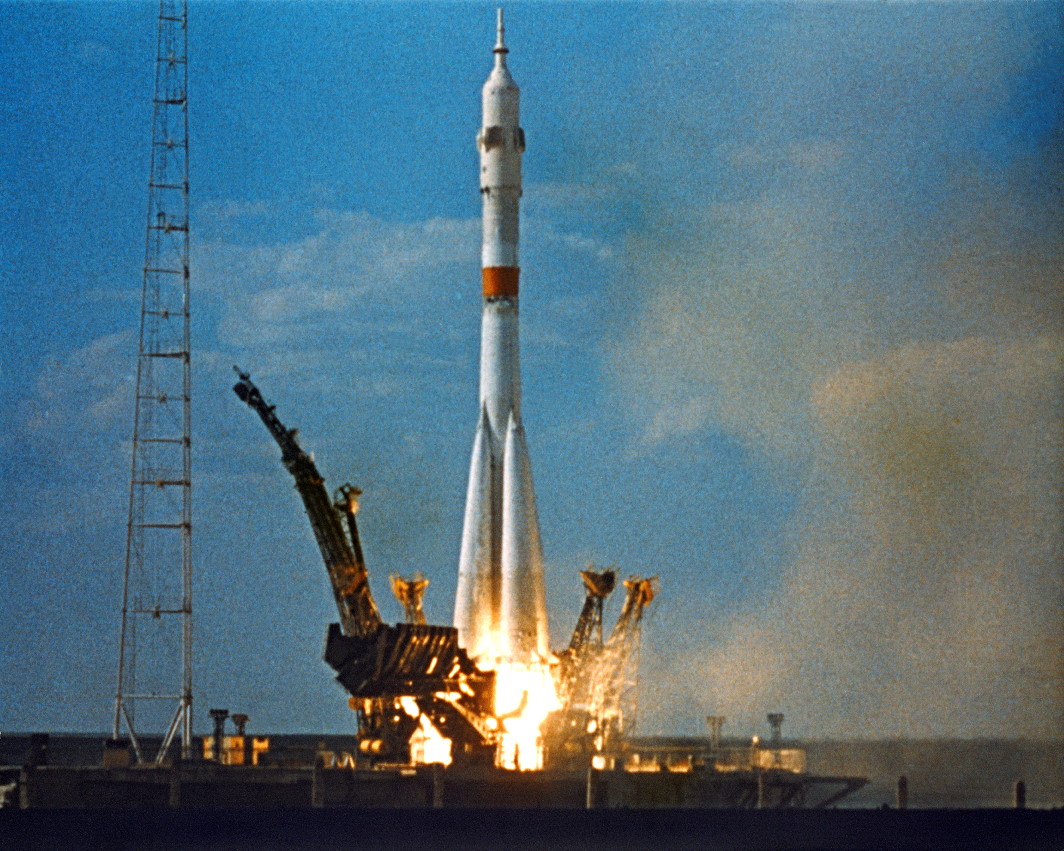 1975 soyuz-19_launch.jpg