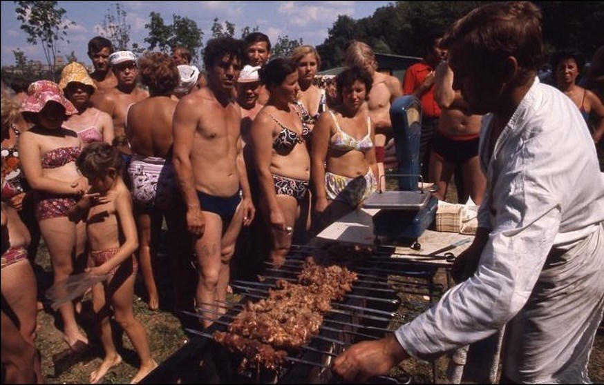 1975 Отдых москвичей на Воробьевской набережной2.jpg