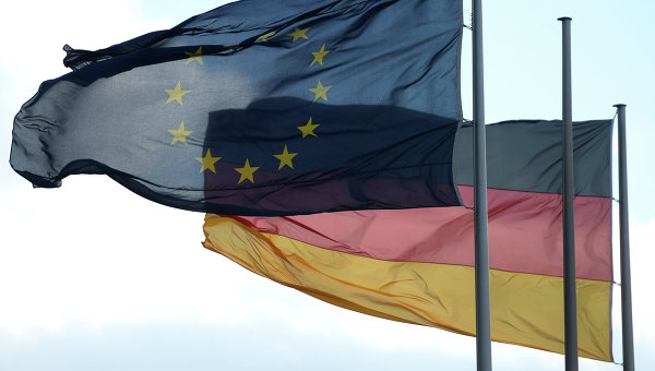 Флаги Евросоюза и Германии в Берлине. Архив