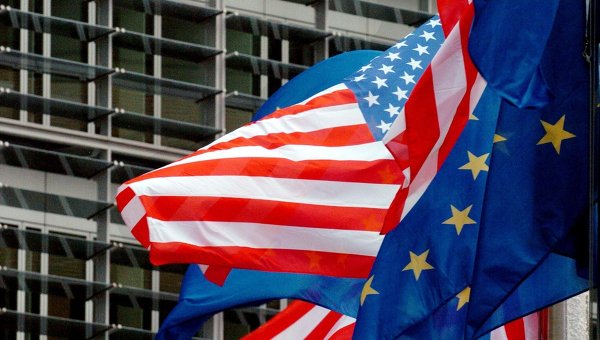 Флаги США и Евросоюза перед штаб-квартирой Европейской комиссии в Брюсселе. Архивное фото