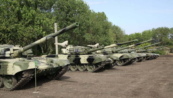 На полигоне “Торез” в Донецкой области во время подготовки к соревнованиям танковых экипажей боевых машин ополчения ДНР. 24 сентября 2015