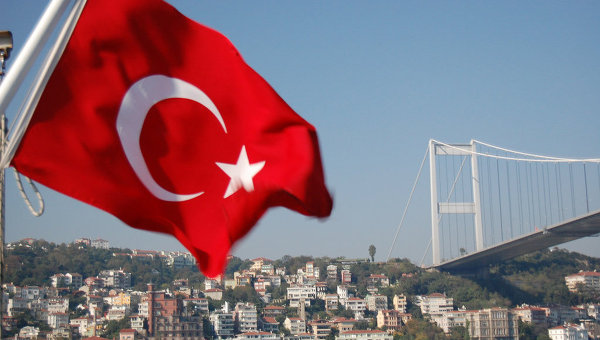 Турецкий флаг на фоне моста через Босфор в Стамбуле, архивное фото