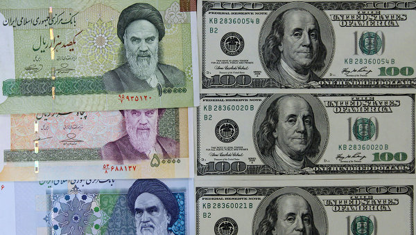 Иранские реалы и американские доллары. Архивное фото