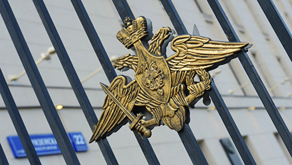 Герб на ограде здания министерства обороны РФ на Фрунзенской набережной в Москве. Архивное фото