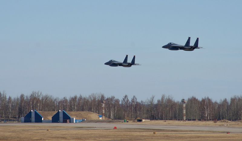 Авиация НАТО окружает Россию