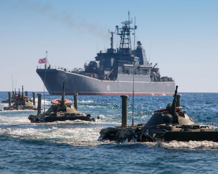 В Баренцевом море, на Балтике и в Приморье идут военные учения - корабли Северного флота отбили "атаку" противника
