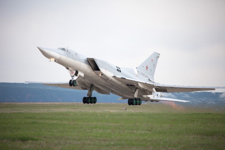 Российские ракетоносцы Ту-22М3 над Балтикой