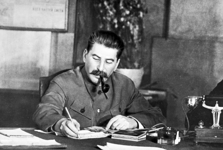Компартия Грузии требует восстановить памятник Сталину