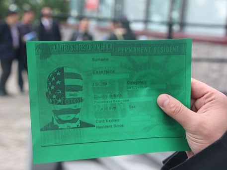 Гости торжества в консульстве США получили карточки с надписью «предатель»