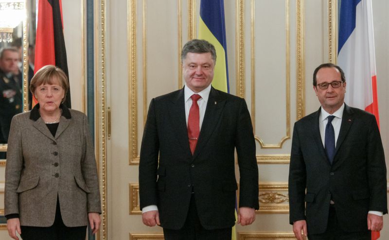 Порошенко, Олланд и Меркель проведут переговоры по ситуации в Донбассе
