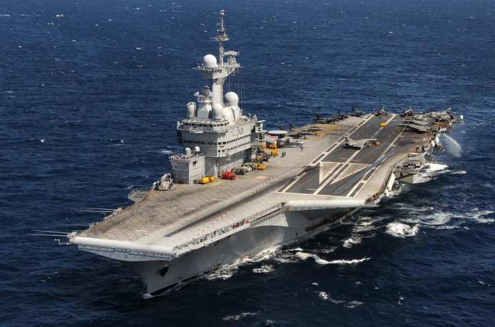 Франция объявила о намерении отправить на борьбу с ИГ авианосец