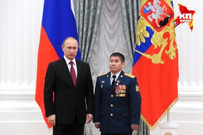 Владимир Путин вручил полковнику, закрывшему собой гранату на учениях, звезду «Герой России»