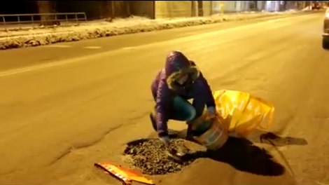 Вероника Бобрусь, менеджер из Омска, своими руками заделывает ямы на дорогах города