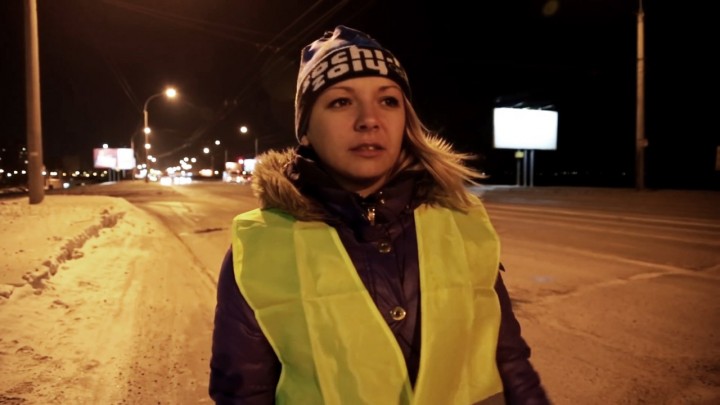 Вероника Бобрусь, менеджер из Омска, своими руками заделывает ямы на дорогах города