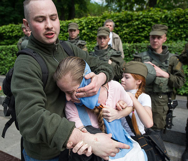 Опознан нацист, избивавший девочку и её маму в День Победы в Киеве - Виталий Регор