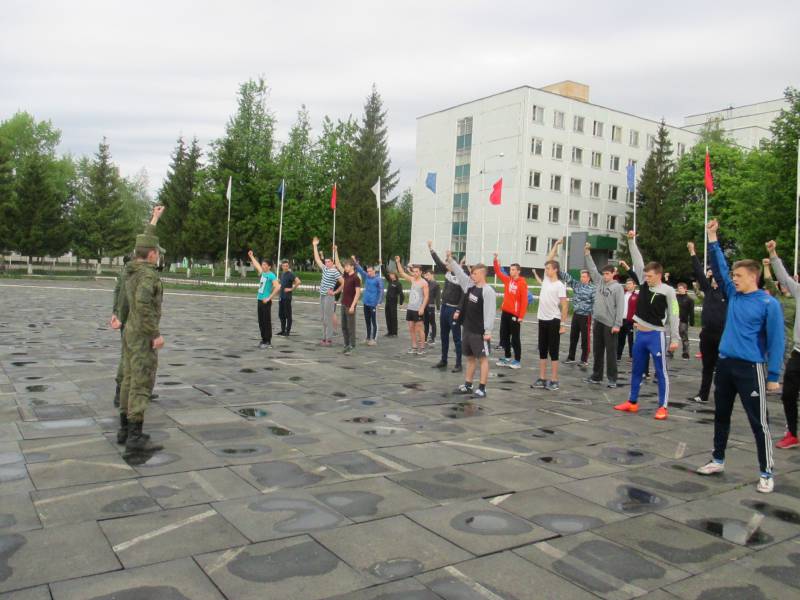 Московские школьники проходят военные сборы