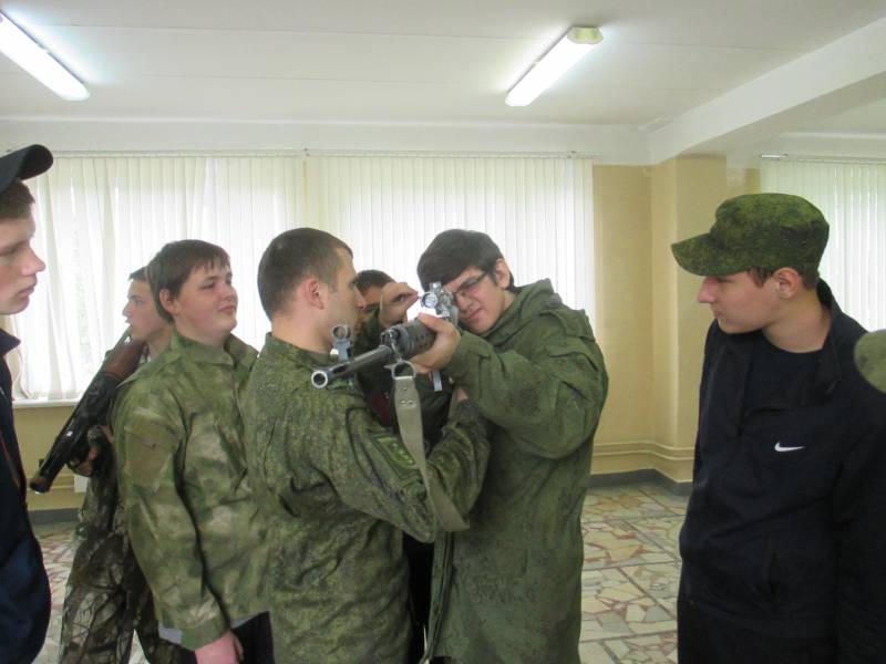Московские школьники проходят военные сборы