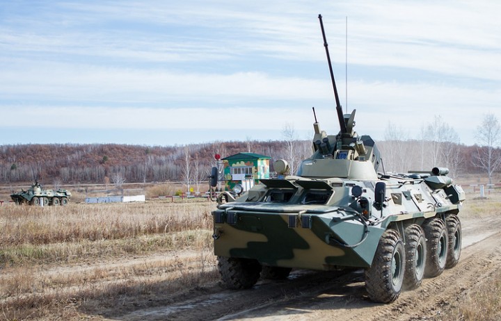 Западный военный округ до конца года получит 100 новых БТР-82АМ