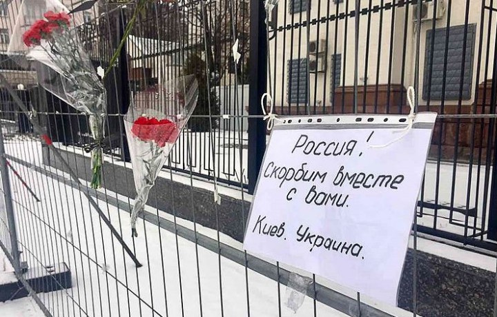 Украинцы несут цветы и свечи к посольству РФ в Киеве в память о погибших на борту Ту-154