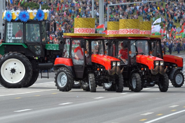 Белоруссия гордится тракторами своего производства. Например, этим летом они приняли участие в параде, посвящённом Дню независимости страны.
