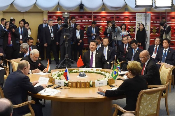 Подпись к изображению: Пять лидеров стран БРИКС встретились в Уфе 9 июля 2015 года