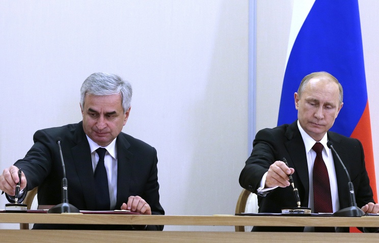 Президент Абхазии Рауль Хаджимба и президент России Владимир Путин (слева направо) во время церемонии подписания документов 24 ноября 2014 года