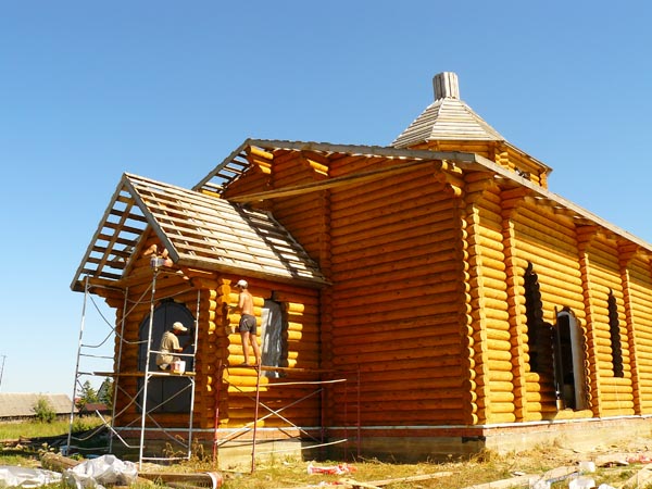 Строящаяся деревянная церковь