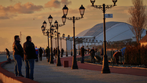 Горожане и туристы гуляют по набережной Черного моря в Сочи. Архивное фото