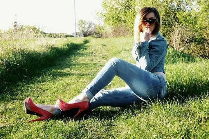 Фото из соцсетей - Настя любит позировать среди хомутовских полей.