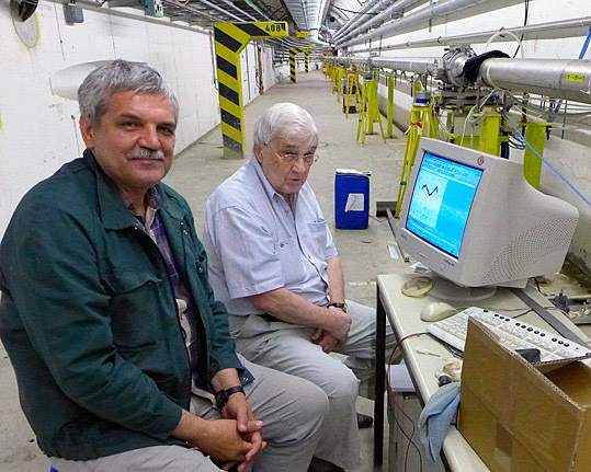 Разработчики нового прибора Юлиан Будагов (справа) и Михаил Ляблин в транспортном туннеле ЦЕРН
