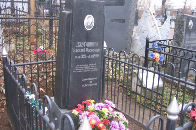 Место, где похоронили Василия Сталина на Арском кладбище в Казани, по-прежнему ухожено. Фото: АиФ/ Ольга Любимова