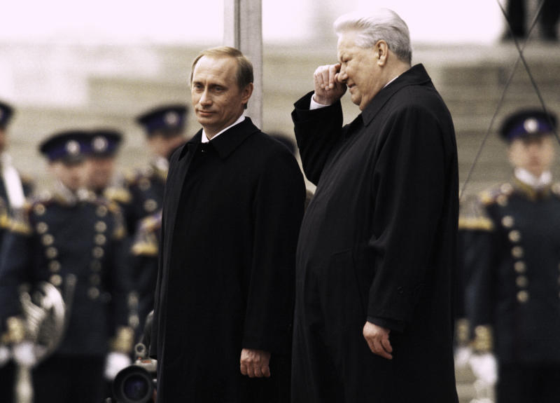 7 мая 2000 года. Красное крыльцо Грановитой палаты Кремля, Москва. Владимир Путин (слева) в день инаугурации. Рядом — не скрывающий слез первый президент России Борис Ельцин, добровольно сложивший с себя полномочия главы государства пятью месяцами ранее