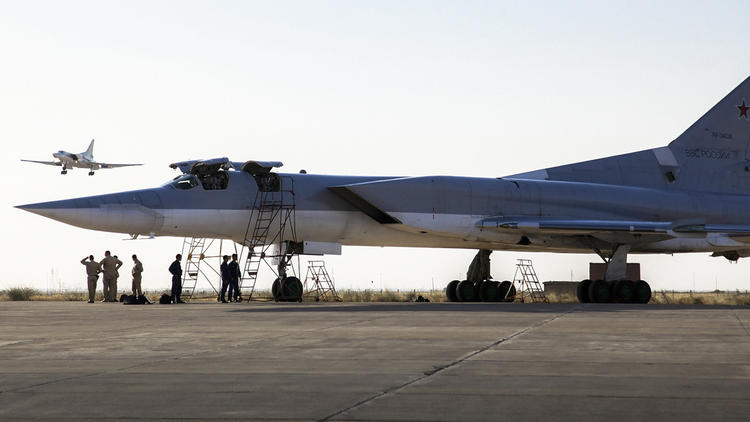 Подпись к изображению: Российский бомбардировщик Ту-22 стоит на взлетной полосе авиабазы Хамадан, Иран, 15 августа 2016 года