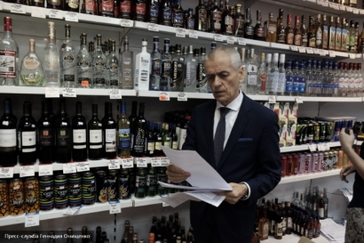 Геннадий Онищенко: нельзя разрешать торговлю вином и табаком в интернете